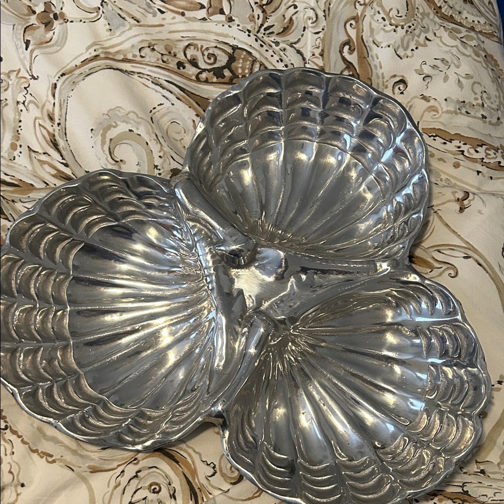 Clam shell serving platter 
Excellent condition